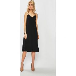 Haily's - Sukienka. Czarne sukienki Haily's, na co dzień, l, bez wzorów, z elastanu, casualowe, bez kołnierzyka, bez ramiączek, midi, proste. W wyprzedaży za 59.90 zł.