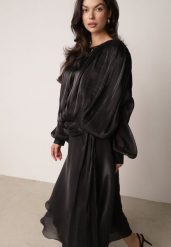 Czarna Szyfonowa Sukienka Koktajlowa o Rozkloszowanym Kroju Thagune. Czarne sukienki Born2be, na randkę, m, bez wzorów, z materiału, eleganckie, bez kołnierzyka, bez ramiączek, maxi, rozkloszowane. Za 269.99 zł.