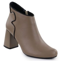 Skórzane eleganckie botki na słupku beżowe Jezzi OLI21-2. Brązowe botki Jezzi, bez wzorów, ze skóry, bez obcasa, na słupku, bez zapięcia. Za 239.99 zł.