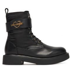 Botki LOVE MOSCHINO. Czarne botki Love Moschino, bez wzorów, bez obcasa, na płaskiej podeszwie, bez zapięcia. Za 1,279.00 zł.