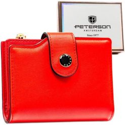 Czerwony portfel damski ze skóry ekologicznej zamykany na suwak i zatrzask PTN 012-JK6 Peterson. Czerwone portfele Peterson, bez wzorów, ze skóry ekologicznej. Za 79.99 zł.
