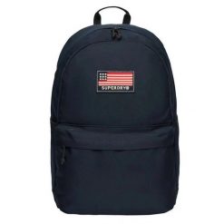 Klasyczny plecak damski z naszywkami Superdry Montana. Niebieskie plecaki Superdry, z aplikacjami. W wyprzedaży za 216.05 zł.