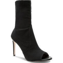 Botki STUART WEITZMAN - Hugger XL17466 Black Micro. Czarne botki Stuart Weitzman, bez wzorów, z materiału, bez obcasa, na obcasie, bez zapięcia. W wyprzedaży za 1,159.00 zł.