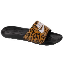 Klapki Nike Model Nike Victori One Slide Kolor Nadruk Zwierzęcy. Czarne klapki Nike, bez wzorów, z materiału, bez obcasa. Za 119.99 zł.