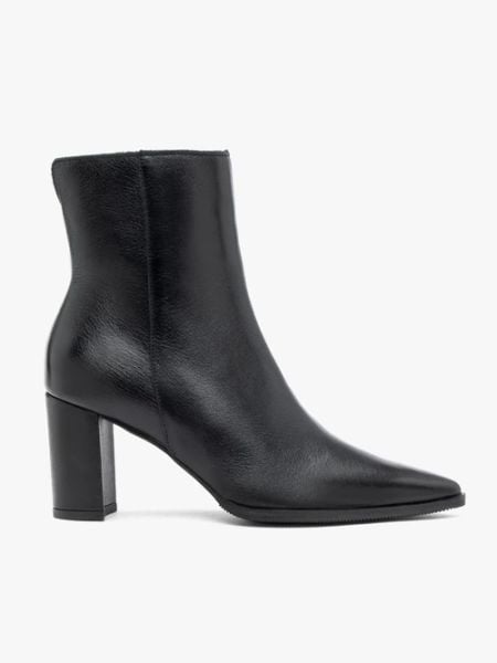 Czarne wyższe botki. Czarne botki Ryłko, bez wzorów, ze skóry, za kostkę, bez obcasa, na słupku, bez zapięcia. Za 549.99 zł.