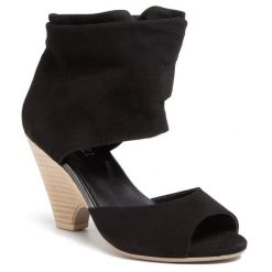 Sandały QUAZI. Czarne sandały QUAZI, bez wzorów, bez obcasa, na słupku, bez zapięcia. Za 309.99 zł.