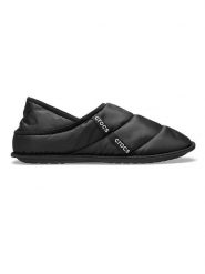 Crocs Kapcie "Neo Puff" w kolorze czarnym rozmiar: 43-44. Czarne obuwie domowe Crocs, bez wzorów, bez zapięcia. Za 122.38 zł.