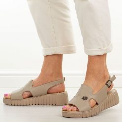 Beżowe sandały damskie Potocki 12821. Brązowe sandały POTOCKI, z aplikacjami, ze skóry, eleganckie, bez obcasa, na platformie, bez zapięcia. Za 199.00 zł.