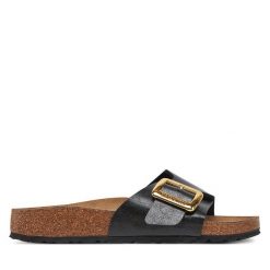 Klapki Birkenstock. Czarne klapki Birkenstock, bez wzorów, bez obcasa. Za 399.99 zł.
