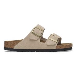 Klapki damskie BIRKENSTOCK Arizona LEVE Sandcastle. Brązowe klapki Birkenstock, bez wzorów, bez obcasa. Za 449.99 zł.