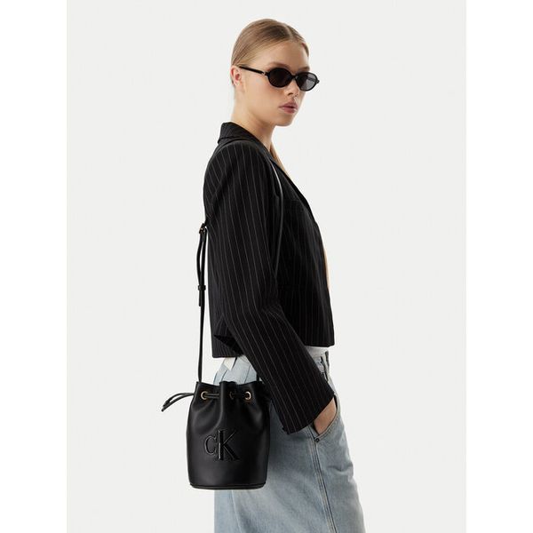 Torebka Calvin Klein. Czarne torebki klasyczne Calvin Klein, bez wzorów, bez dodatków. Za 368.99 zł.