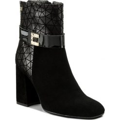 Botki MACCIONI - 6050 Czarny. Czarne botki Maccioni, z aplikacjami, z polaru, bez obcasa, na obcasie, bez zapięcia. W wyprzedaży za 289.00 zł.