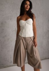 Beżowe Szeroki Szorty Eleganckie Bermudy High Waist z Zaszewkami w Talii Choniala. Brązowe szorty Renee, bez wzorów, biznesowe, z podwyższonym stanem. Za 119.99 zł.