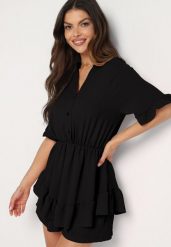 Czarny Taliowany Kombinezon z Gumką w Talii i Ozdobną Falbanką przy Rękawach Nanselena. Czarne sukienki Born2be, na imprezę, bez wzorów, eleganckie, bez kołnierzyka, bez ramiączek, mini. Za 69.99 zł.