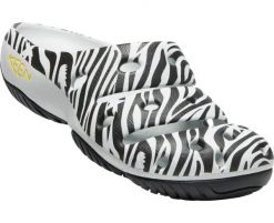 Klapki damskie Keen Yogui W Zebra Star Mix. Czarne klapki 909, bez wzorów, z gumy, bez obcasa. Za 287.99 zł.