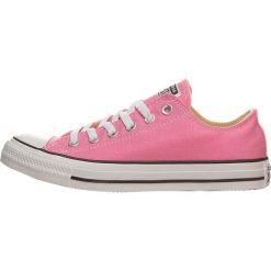 Sneakersy w kolorze różowym. Czerwone trampki Converse, bez wzorów, bez zapięcia. W wyprzedaży za 196.95 zł.