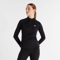 Bluza damska New Balance WT43200BK – czarna. Czarne bluzy New Balance, s, bez wzorów, z dresówki, bez kaptura. Za 389.99 zł.