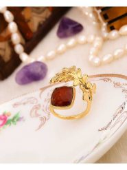 L'Atelier de Gaia Pozłacany pierścionek z agatem rozmiar: onesize. Czerwone pierścionki L'Atelier de Gaia, z agatem, pozłacane. Za 38.95 zł.