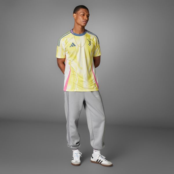 Koszulka piłkarska ADIDAS Juventus wyjazdowa sezon 24/25. Bluzki Adidas, s, bez wzorów, sportowe, bez kołnierzyka, bez ramiączek. Za 469.99 zł.