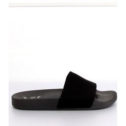 Klapki z dzianinowym paskiem czarne PT-110 Black. Czarne klapki ButyModne, bez wzorów, z dzianiny, bez obcasa. W wyprzedaży za 69.00 zł.