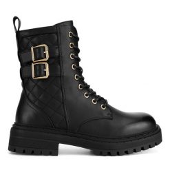 Botki DeeZee. Czarne botki DeeZee, bez wzorów, bez obcasa, na płaskiej podeszwie, bez zapięcia. Za 159.99 zł.