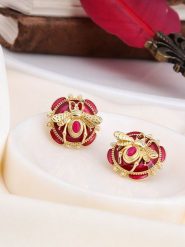 L'Atelier de Gaia Pozłacane kolczyki-wkrętki z kryształami rozmiar: onesize. Czerwone kolczyki L'Atelier de Gaia, z kryształem, pozłacane. Za 56.79 zł.