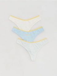 Majtki stringi 3 pack - jasnoniebieski. Niebieskie stringi Reserved, bez wzorów, z bawełny. Za 39.99 zł.
