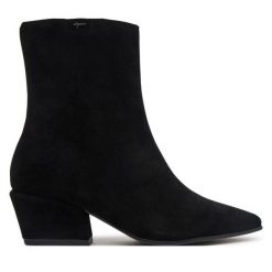 Botki Tamaris. Czarne botki Tamaris, bez wzorów, bez obcasa, na słupku, bez zapięcia. Za 484.99 zł.
