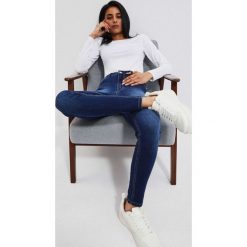 Jeansy push up z przetarciami na udach granatowe. Niebieskie jeansy MOODO, xs, bez wzorów. W wyprzedaży za 41.99 zł.