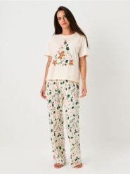 Świąteczna piżama dwuczęściowa z nadrukiem gałązek i piernikowego ludzika - kremowy. Białe piżamy Sinsay, bez wzorów, bez ramiączek. Za 49.99 zł.