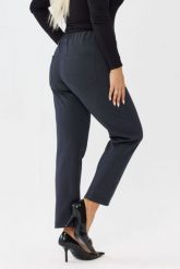 Granatowe spodnie Liora - elegancja i komfort w jednym PLUS SIZE XXL OVERSIZE JESIEŃ. Niebieskie spodnie materiałowe Moda Size Plus Iwanek, do pracy, plus size, bez wzorów, z poliesteru, plus size, krótkie. Za 199.90 zł.