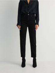 Jeansy mom fit - czarny. Czarne jeansy Reserved, bez wzorów. W wyprzedaży za 99.99 zł.