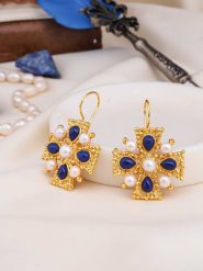 L'Atelier de Gaia Pozłacane kolczyki z perłami i lapis lazuli rozmiar: onesize. Niebieskie kolczyki L'Atelier de Gaia, z lazurytem, pozłacane, z zapięciem typu bigiel. Za 114.44 zł.