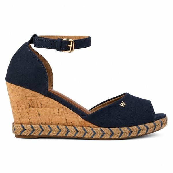 Sandały damskie Wrangler LORETTA WOMEN WEDGE. Brązowe sandały Wrangler, bez wzorów, z materiału, eleganckie, z otwartym noskiem, bez obcasa, na koturnie, bez zapięcia. Za 229.00 zł.