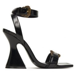 Sandały Versace Jeans Couture. Czarne sandały Versace Jeans Couture, bez wzorów, z jeansu, bez obcasa, na słupku, bez zapięcia. Za 729.99 zł.