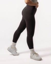 Damskie legginsy 7/8 na jogę i pilates, bez przedniego szwu – czekoladowy. Brązowe legginsy AESTHETIC WOLF, s, bez wzorów, z dzianiny, z podwyższonym stanem. Za 149.99 zł.
