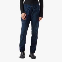 Spodnie shell turystyka damska Swedemount Abisko Shell Rain Pants wodoodporna. Niebieskie spodnie sportowe SWEDEMOUNT, bez wzorów, trekkingowe. Za 499.99 zł.