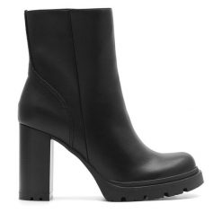 Botki Clara Barson. Czarne botki Clara Barson, bez wzorów, bez obcasa, na płaskiej podeszwie, bez zapięcia. Za 179.99 zł.