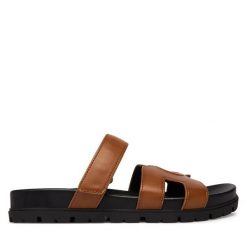 Klapki Guess. Brązowe klapki Guess, z aplikacjami, bez obcasa. Za 459.99 zł.