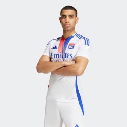 Koszulka piłkarska ADIDAS Olympique Lyonnais domowa sezon 24/25. Czerwone bluzki Adidas, s, bez wzorów, sportowe, bez kołnierzyka, bez ramiączek. W wyprzedaży za 229.99 zł.