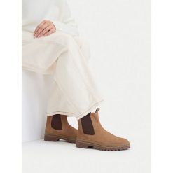 Sztyblety Lasocki. Brązowe botki Lasocki, bez wzorów, bez obcasa, na płaskiej podeszwie, bez zapięcia. Za 249.99 zł.