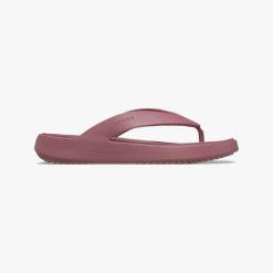 Klapki damskie Crocs Getaway Flip. Czerwone klapki Crocs, bez wzorów, bez obcasa. Za 166.00 zł.