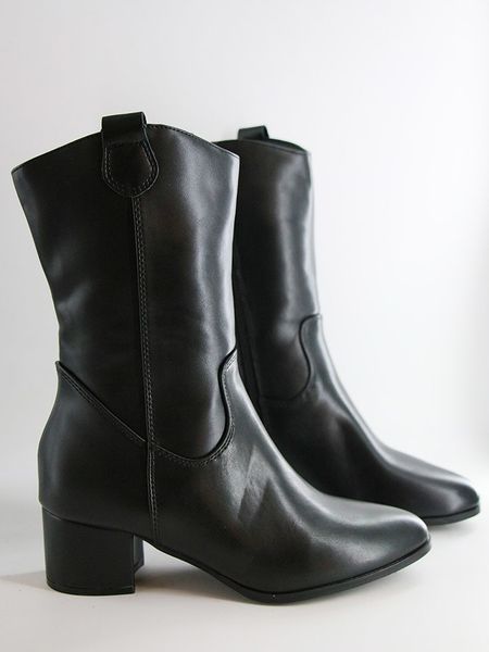 Bellucci Botki w kolorze czarnym rozmiar: 40. Czarne botki Bellucci, bez wzorów, bez obcasa, bez zapięcia. Za 167.45 zł.