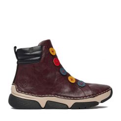 Botki Rieker. Czerwone botki Rieker, bez wzorów, bez obcasa, na płaskiej podeszwie, bez zapięcia. Za 399.99 zł.