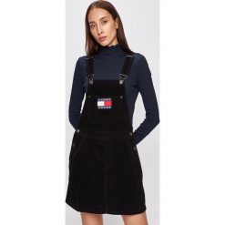 Tommy Jeans - Sukienka. Czarne sukienki Tommy Jeans, na co dzień, l, z aplikacjami, z bawełny, casualowe, bez kołnierzyka, bez ramiączek, dopasowane. Za 599.90 zł.