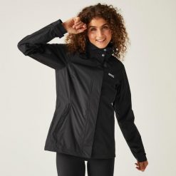 Kurtka przeciwdeszczowa trekkingowa damska Daysha. Czarne kurtki sportowe Regatta, l, bez wzorów, z softshellu, trekkingowe. W wyprzedaży za 229.99 zł.