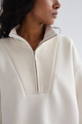Bluza damska z zamkiem na dekolcie w kolorze LIGHT BEIGE- CLERMONT-UNI. Brązowe bluzy Marsala, bez wzorów, z bawełny, bez ramiączek. Za 319.90 zł.