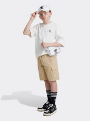 Adidas Bojówki w kolorze beżowym rozmiar: 152. Brązowe szorty Adidas, bez wzorów. Za 114.44 zł.
