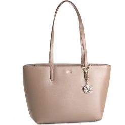 Torebka DKNY - R74A3014 Mushroom MUR. Brązowe shopper DKNY, bez wzorów, ze skóry, bez dodatków. W wyprzedaży za 509.00 zł.