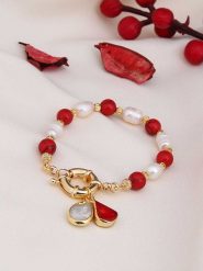 L'Atelier de Gaia Pozłacana bransoletka z koralami i perłami rozmiar: onesize. Białe bransoletki L'Atelier de Gaia, z koralem, pozłacane. Za 43.99 zł.